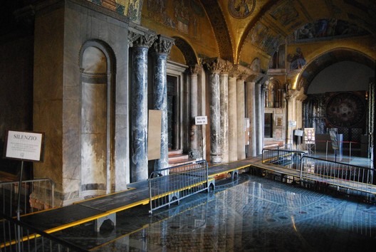 Flooding in St. Mark's Basilica. Image: Procuradoria da Basílica de São Marcos, via El País