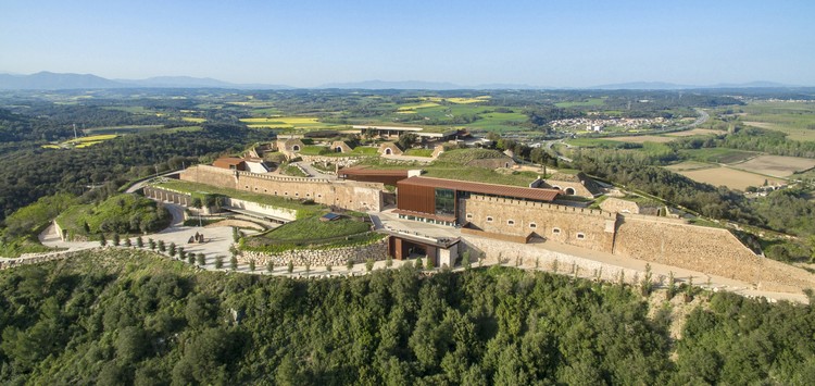 Centro Internacional de Arte y Hotel a la Fortaleza de Sant Julià de Ramis  / Fuses- Viader Architects - Imagen 26 de 32