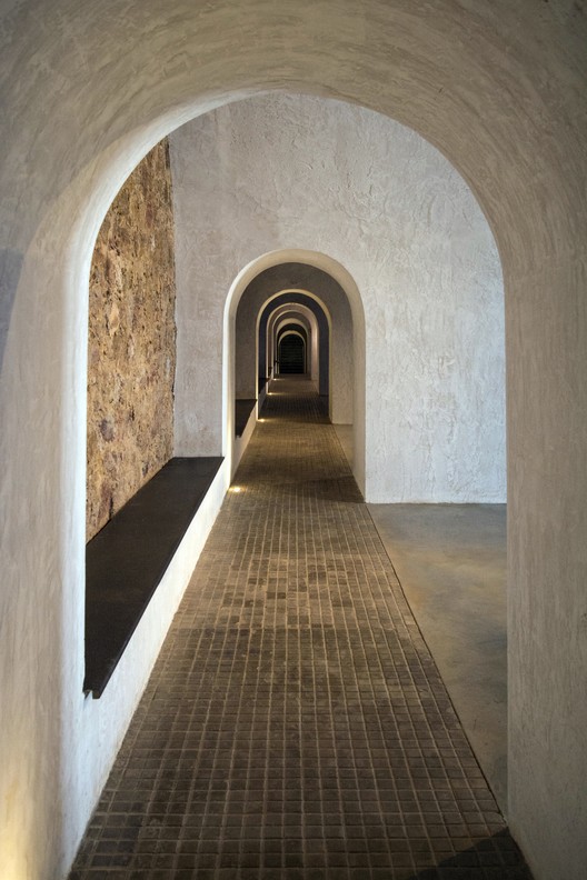 Centro Internacional de Arte y Hotel a la Fortaleza de Sant Julià de Ramis  / Fuses- Viader Architects - Arco, Arcada, Pilares