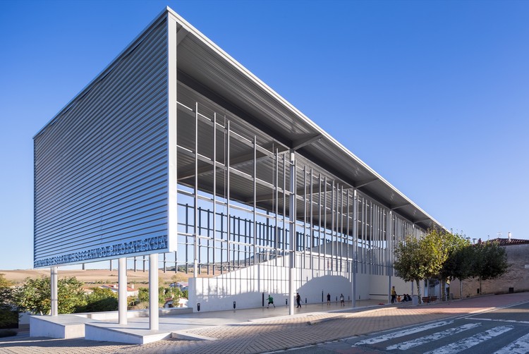 Cobertura, reforma e urbanização do Frontão de Astrain, Cendea de Cizur / azpilicueta arquitectura - Mais Imagens