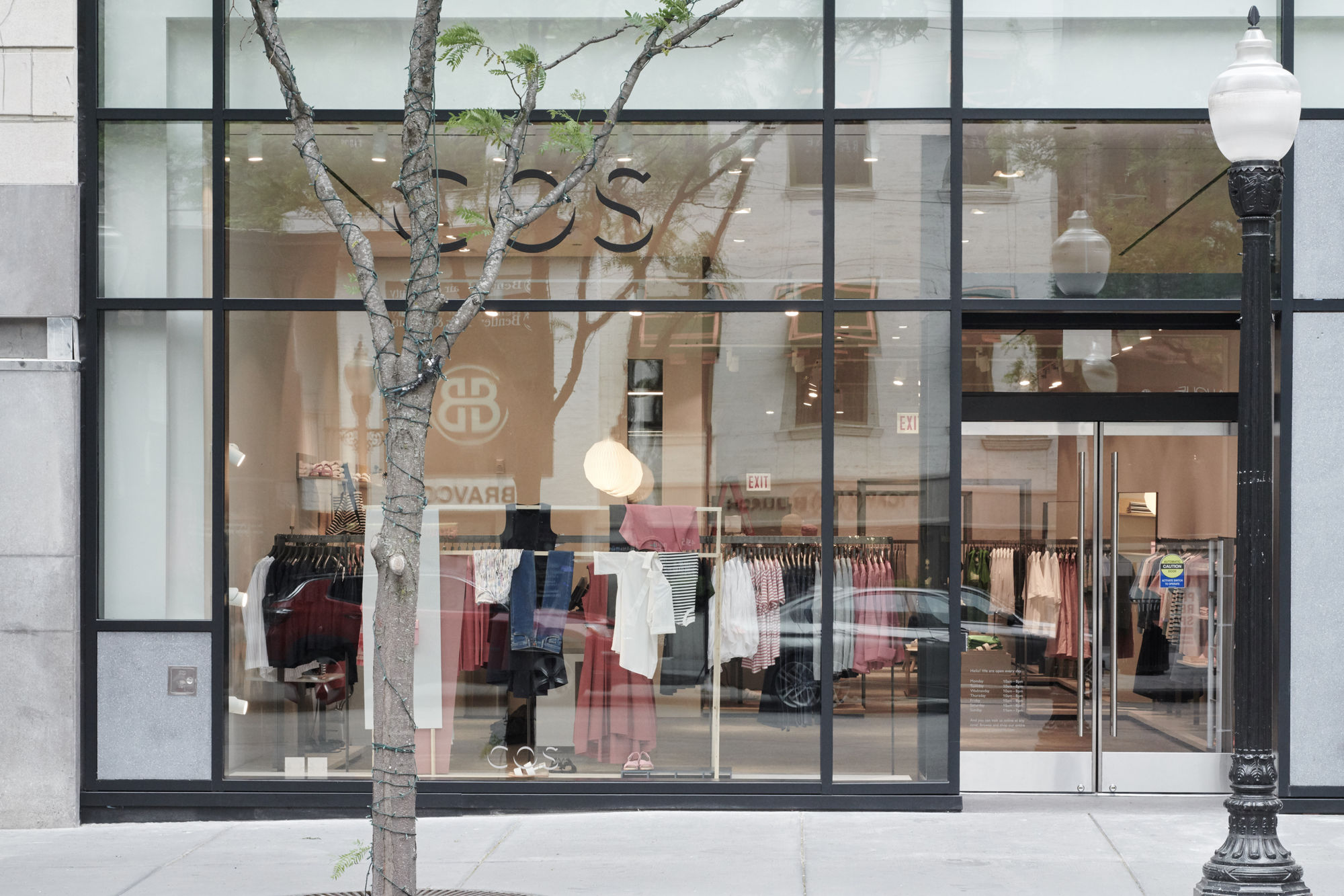 Galeria de COS Chicago Oak Street / COS in-house architectural team - 7