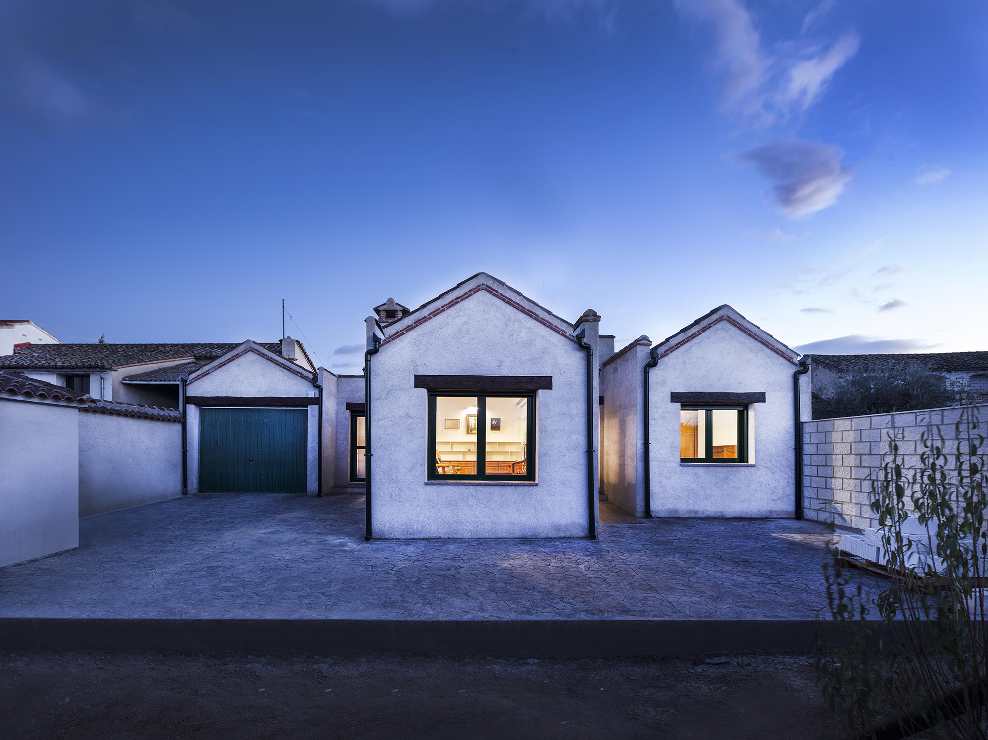 Cottage in Las Herencias / OOIIO Arquitectura