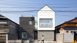 Casa de huéspedes JEJE / skimA
