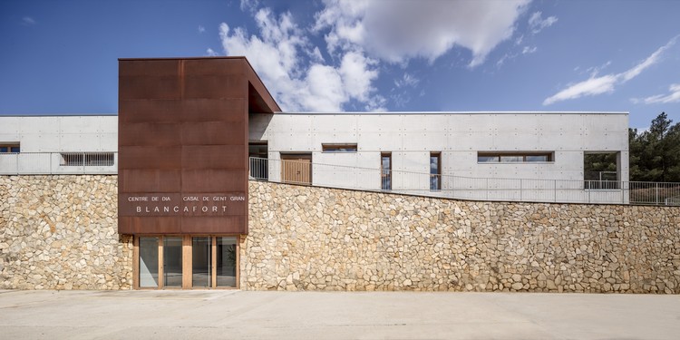 Centre de dia i casal de gent gran de Blancafort  / Guillem Carrera - Ventanas, Ladrillo, Fachada