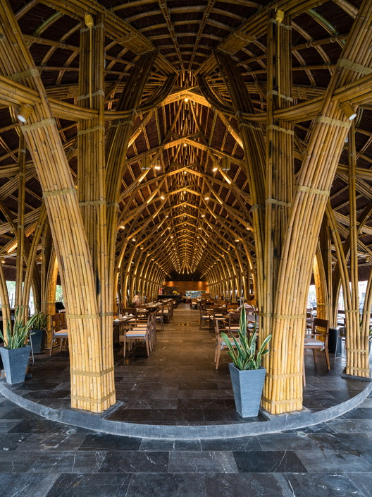 Bamboo Long House Restaurant / BambuBuild - Arcade, Arch, Column