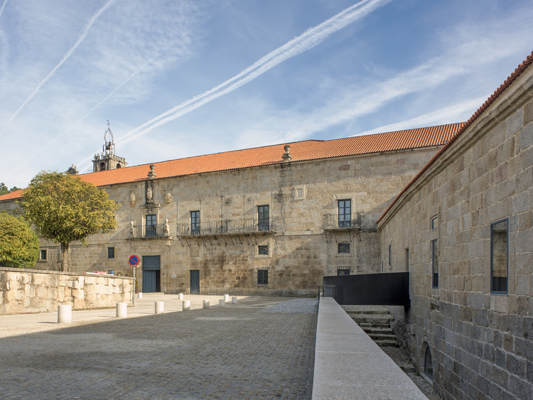 Rehabilitación Nave Lateral del Monasterio de San Clodio / OLAestudio - Ventanas, Fachada