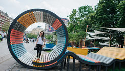 Hello Wood diseña un parque emergente que aporta un toque de color vibrante a una plaza vacía de Budapest