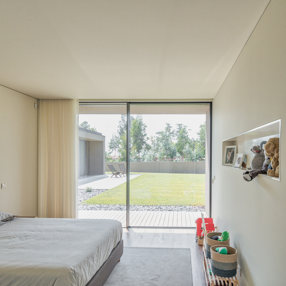 Casa Rio Mau / Raulino Silva - Dormitório, Porta, Cama, Cadeira