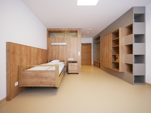 Salas de espera, habitaciones, recepciones y patios en arquitectura hospitalaria: 43 ejemplos notables - Imagen 27 de 44