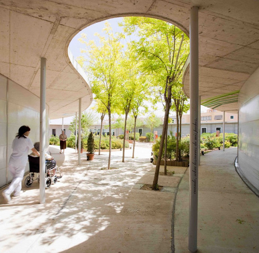 Salas de espera, habitaciones, recepciones y patios en arquitectura hospitalaria: 43 ejemplos notables - Imagen 19 de 44