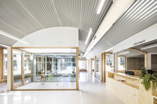 Salas de espera, habitaciones, recepciones y patios en arquitectura hospitalaria: 43 ejemplos notables - Imagen 44 de 44