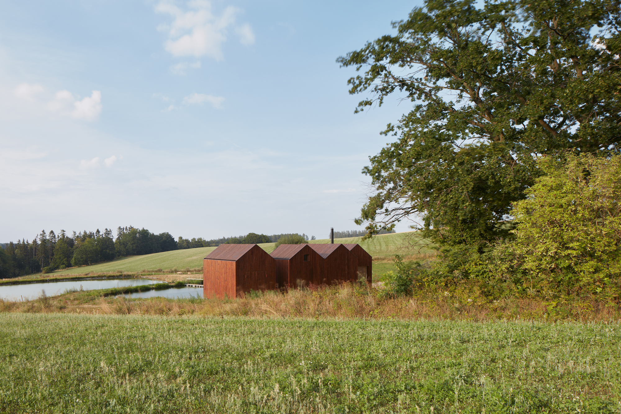 Galería de Cabaña cerca del estanque / Atelier 111 Architekti - 6