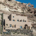 Pequeño hotel en el castillo de OIA / Kapsimalis Architects - Restauraciones