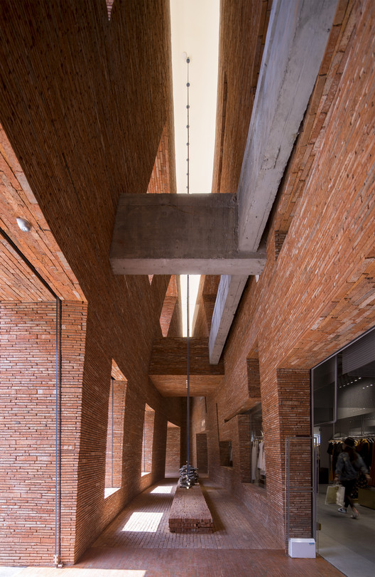 Loja Flagship UR Xangai / DOMANI - Showroom