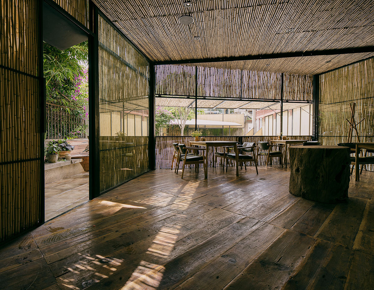 Gallery of Bars and Restaurants: 50 Examples in Plan and Section - 54