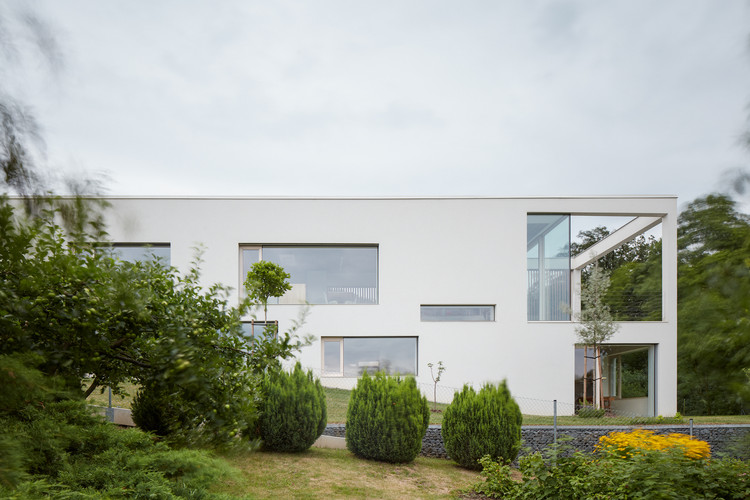 Family House in the Slope / Masparti Martinka Spusta Architekti - Windows, Garden