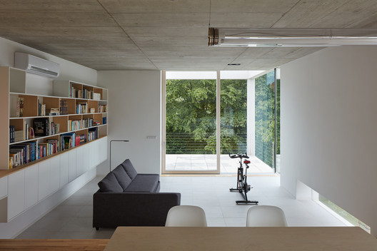 Family House in the Slope / Masparti Martinka Spusta Architekti - Interior Photography, Living Room, Shelving