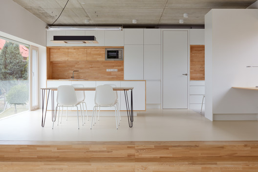 Family House in the Slope / Masparti Martinka Spusta Architekti - Interior Photography, Kitchen, Table, Chair