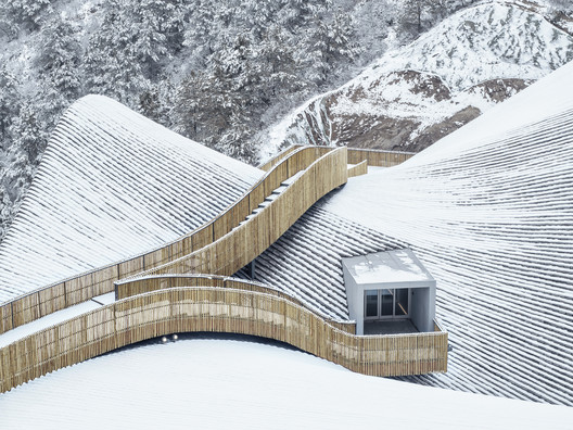 Galeria Hilltop / dEEP Architects Galeria Hilltop / dEEP Architects - Imagem 5 de 38
