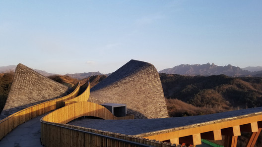Galeria Hilltop / dEEP Architects Galeria Hilltop / dEEP Architects - Imagem 2 de 38