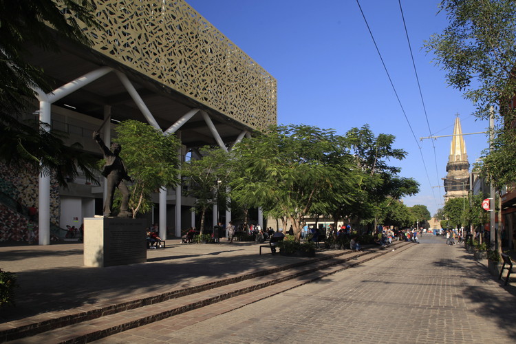 Projeto urbano transforma a Praça Amo Torres em Guadalajara - Imagem 13 de 16