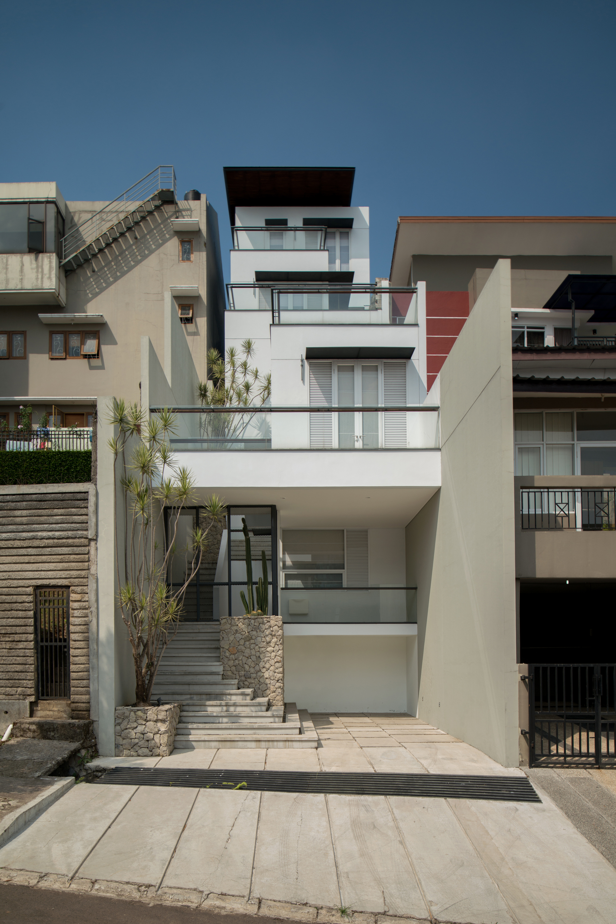 Gallery of White Cliff House / RDMA 15