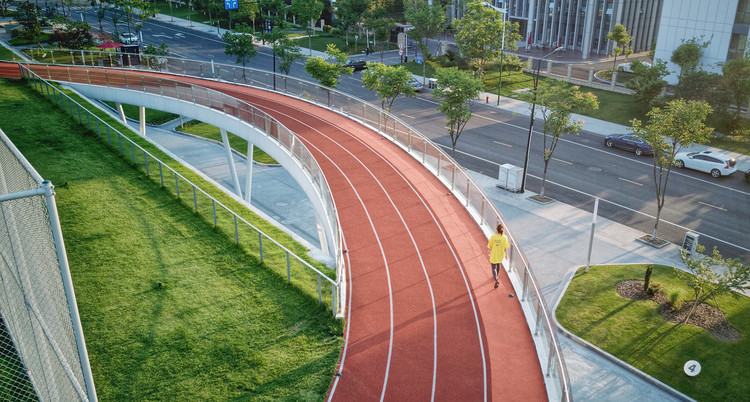 悬空跑道 08 毛联平草坪下方还设置了大量的预留接口,人们只要有新