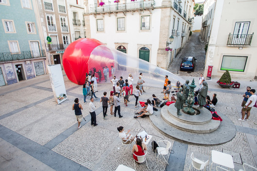 Strawberry Ice Cream Cone / Plastique Fantastique. Image © Miguel Oliveira and Bárbara Moreira 2