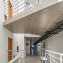 Edifício Dr Lund / TETRO Arquitetura + Humberto Hermeto Arquitetura - Residencial, Escada, Fachada, Corrimão, Viga, Porta, Iluminação