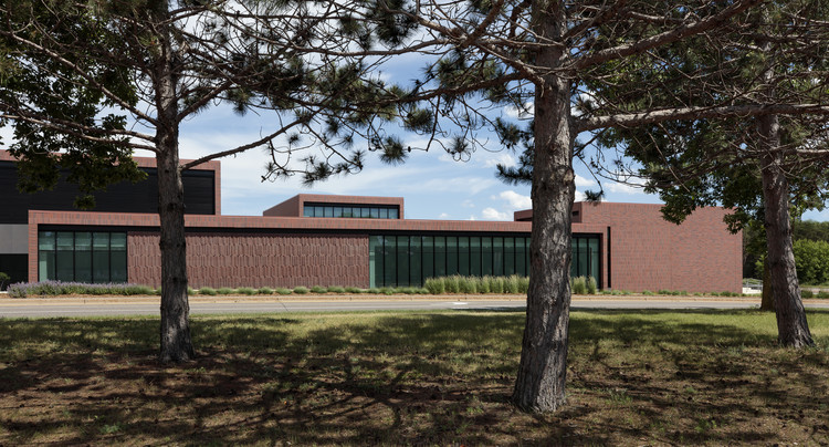 Ramsey County Shoreview Library / HGA - Windows, Brick, Facade