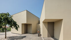 Office Building in Arada / Nelson Resende