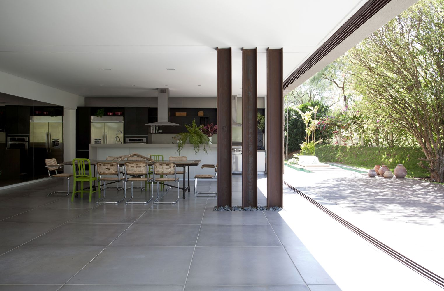 Casa Sustentável / Deborah Roig - Aido, Fachada, Porta, Mesa, Cadeira