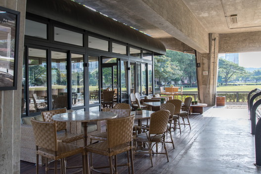 Horse Bar / VD Arquitetura - Mesa, Cadeira, Porta, Janela, Viga