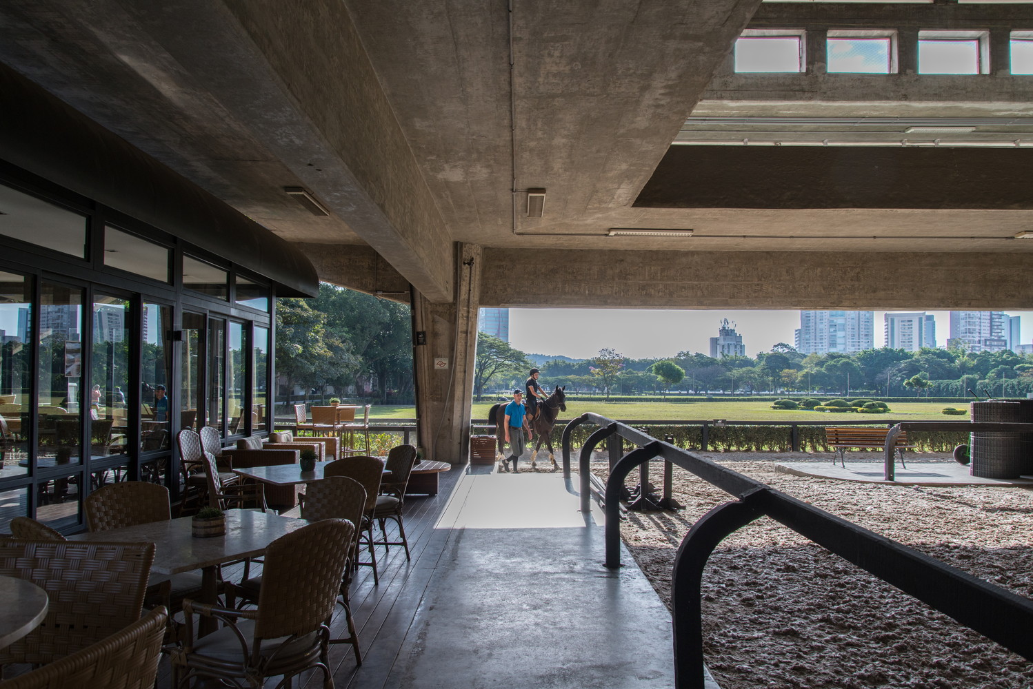 Horse Bar / VD Arquitetura - Viga, Fachada, Mesa, Cadeira