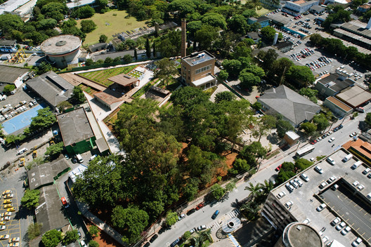 Victor Civita Plaza. Image © Nelson Kon