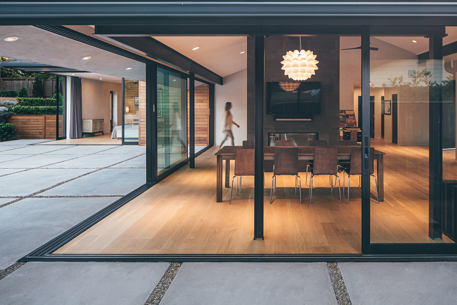 Gallery of 5 Incredible Indoor-Outdoor Spaces for Fall - 6