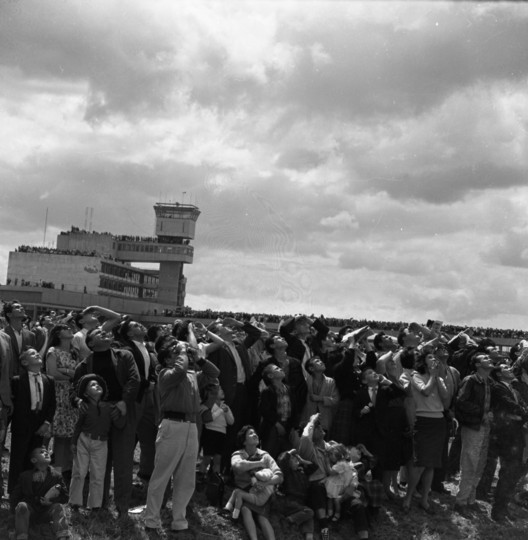 Bogotá, according to the photography of Daniel Rodríguez Bogotá, according to the photography of Daniel Rodríguez - Image 3 of 6