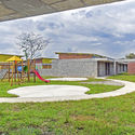 Colegio y Centro de Desarrollo Infantil El Rodeo / Luis Ardila Cancino, Gustavo Alonso Bayona Vera - Jardín, Ventanas, Patio interior