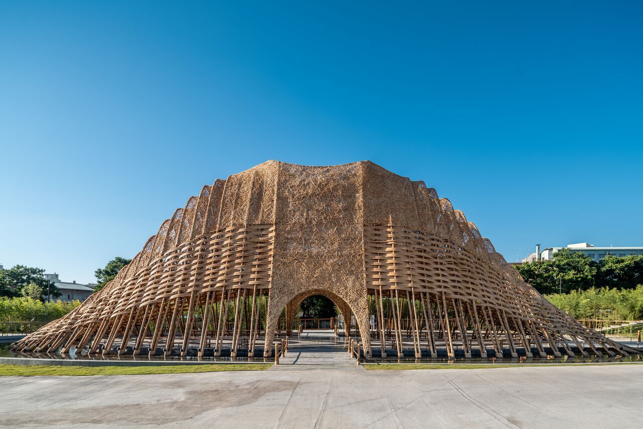 Kết cấu lưới tre nhìn từ bên trong pavilion của ZUO Studio
