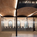 Vieira de Almeida & Associados Offices / PMC Arquitectos + Openbook Arquitectura - Interior Photography, Facade, Column