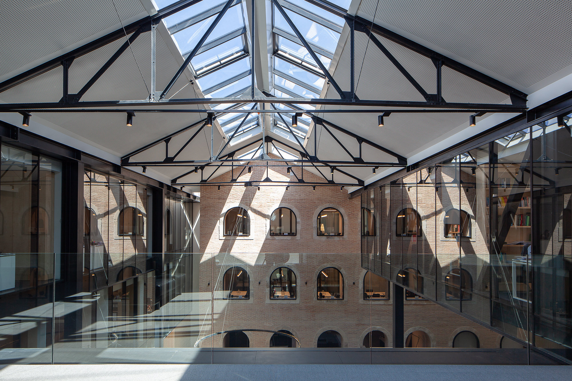 Gallery of Vieira de Almeida & Associados Offices / PMC Arquitectos ...