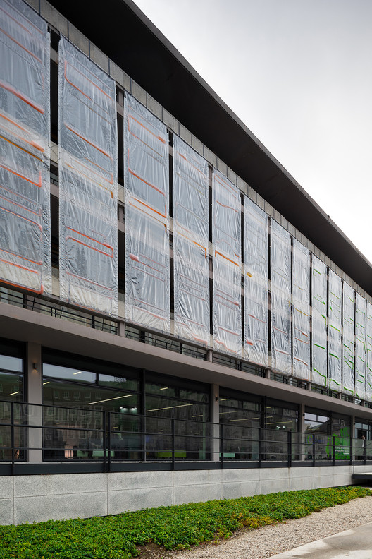 ecoLogicStudio's Bio-Digital Curtain Fights Climate Change by Filtering Air and Creating Bioplastic - Image 6 of 9