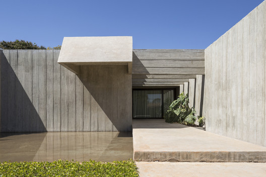 Casas brasileiras: 30 projetos com concreto em planta e corte - Imagem 32 de 63