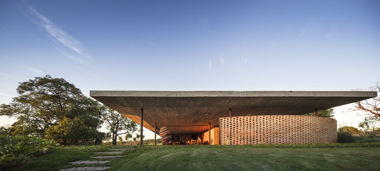 Casas brasileiras: 20 projetos com concreto em planta e corte, © Fernando Guerra | FG+SG