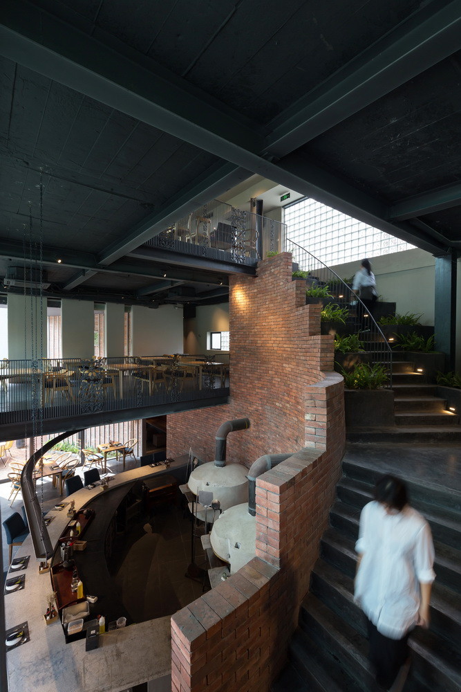 https://images.adsttc.com/media/images/5bea/2f25/08a5/e50e/3f00/0096/newsletter/Pizza-4Ps-Phan-Ke-Binh06_Staircase_01_Hoang_Le_resize.jpg