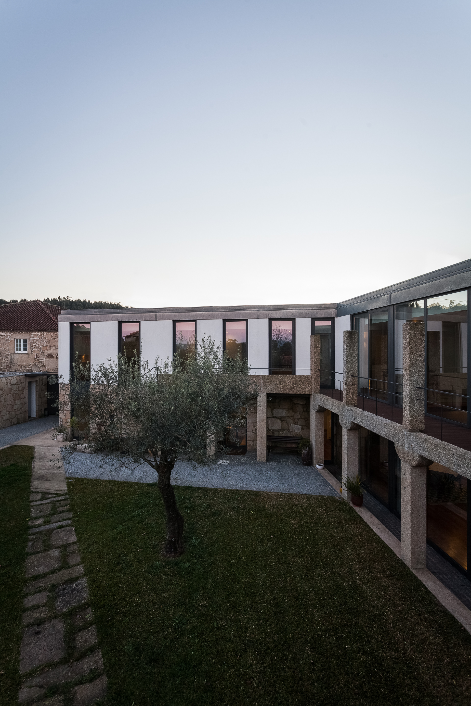 Gallery of Persimmon Tree House / André Simão & Nuno Bessa - 25