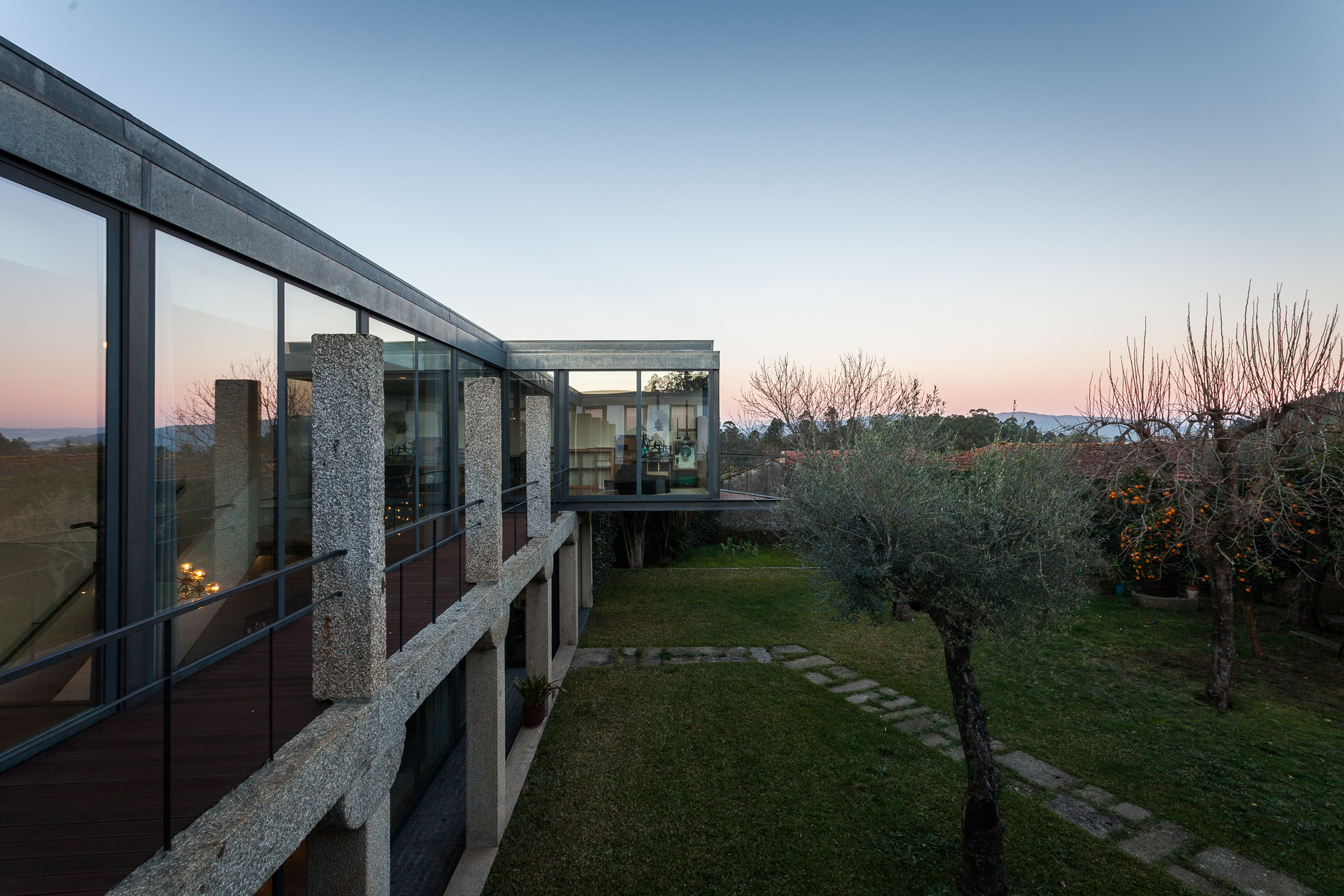 Gallery of Persimmon Tree House / André Simão & Nuno Bessa - 27