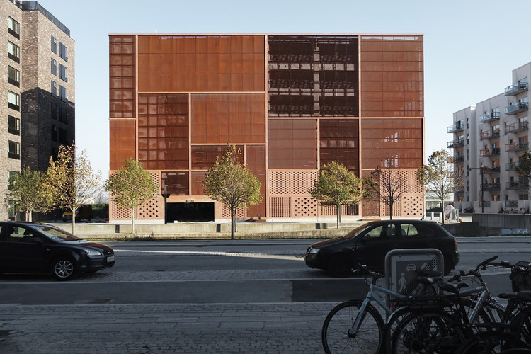 Casa con Estacionamiento Ejler Bille / JAJA Architects, Cortesía de JAJA Architects