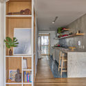 Apartamento Itaim / SOEK Arquitetura + VOA Arquitetura - Prateleira, Escada, Viga