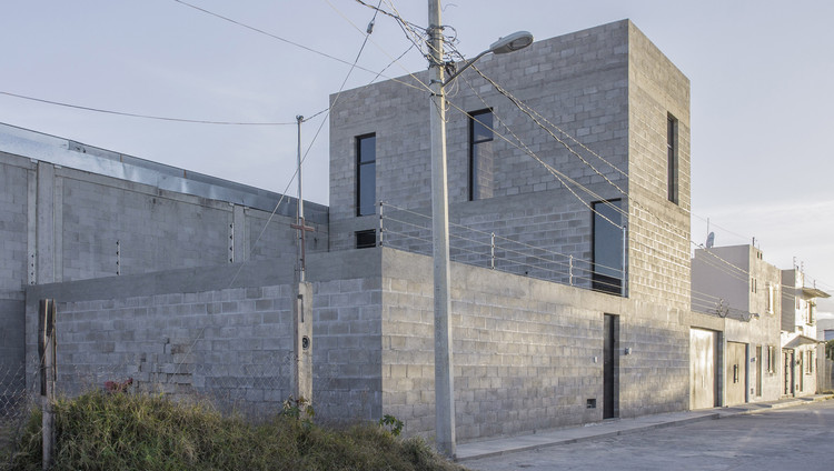 Casa Guadalupe / ET.co - Casas, Fachada, Puerta